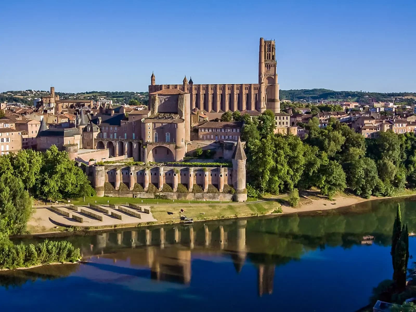 Vue panoramique de la Cité épiscopale d'Albi et du Tarn au coucher du soleil