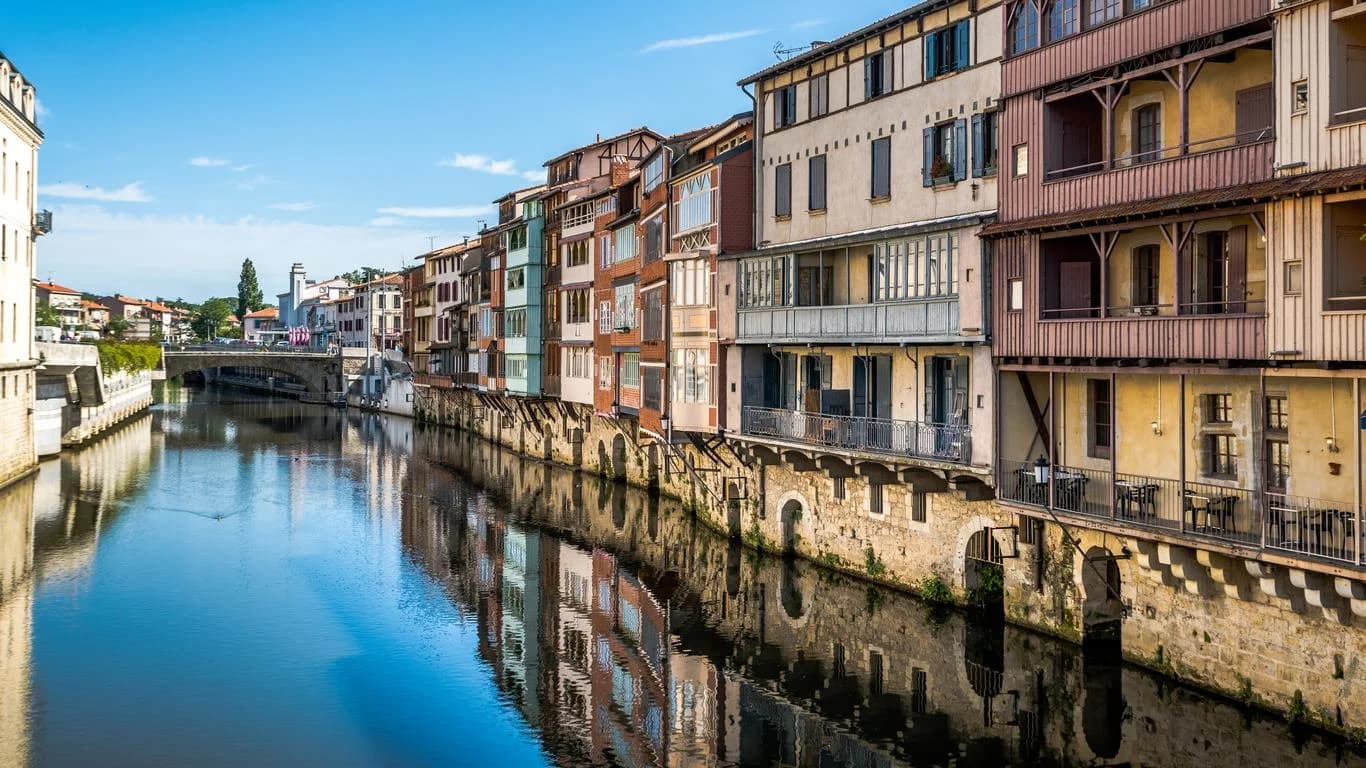 Vue sur les maisons sur l'Agout à Castres, emblème de la ville