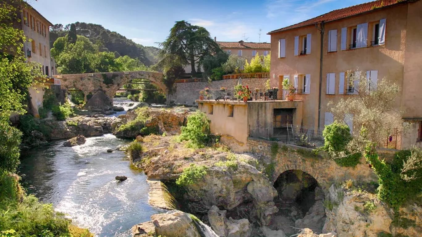 Vue de Draguignan et ses toitures provençales