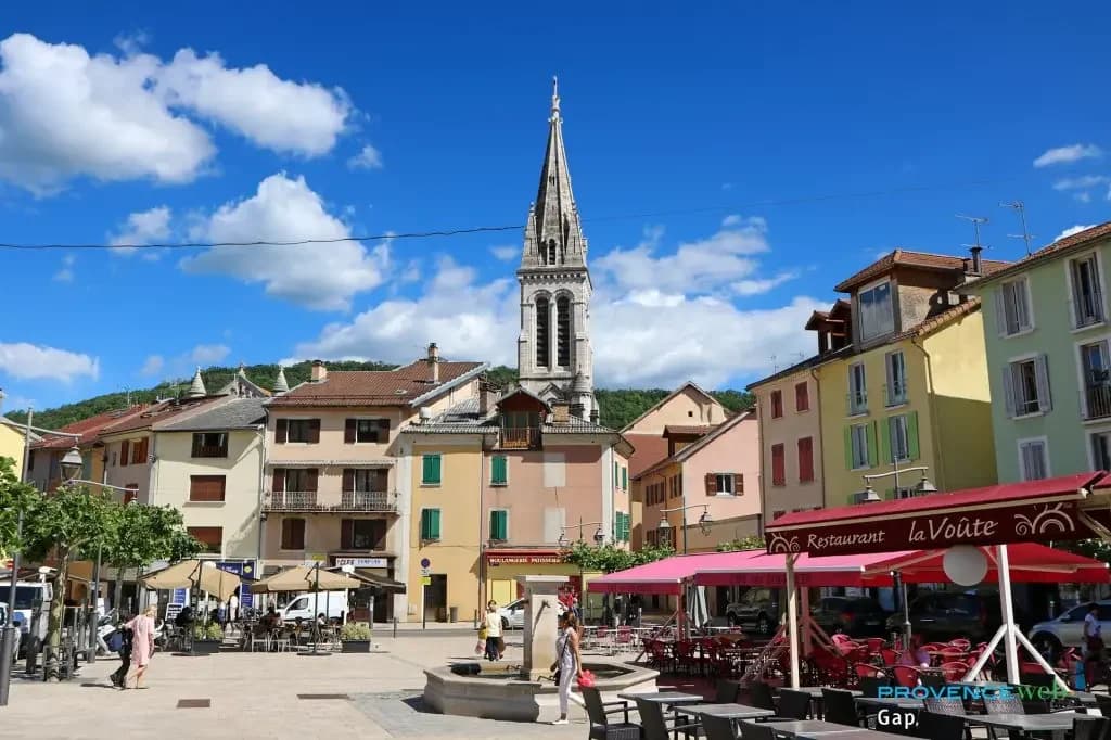 Vue panoramique de Gap et ses montagnes