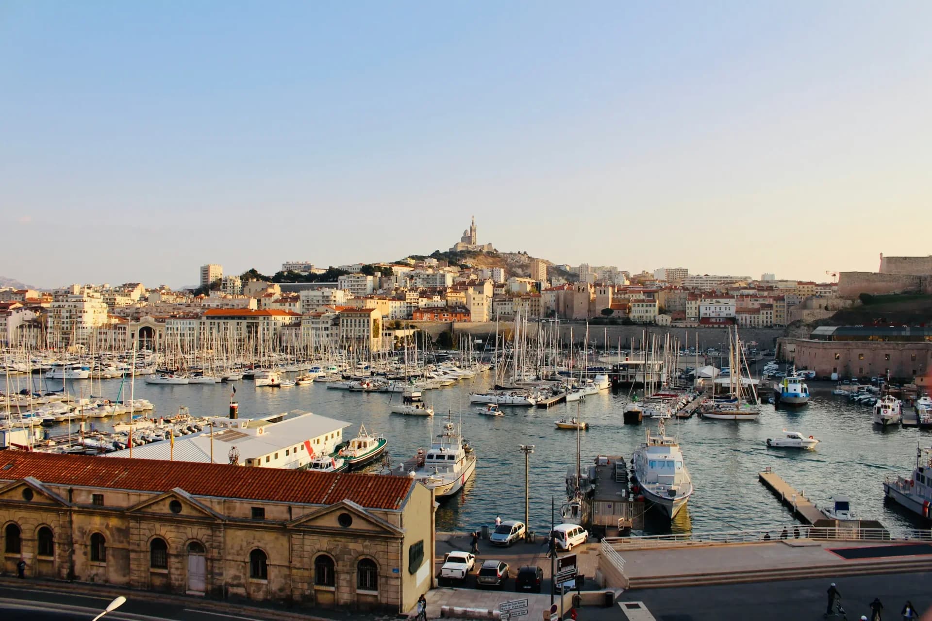 Vue panoramique du Vieux-Port de Marseille