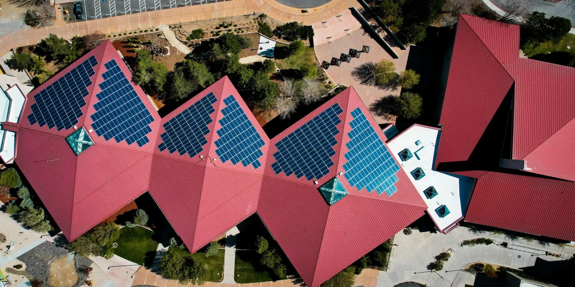 Photo aérienne d'un calepinage des panneaux solaires